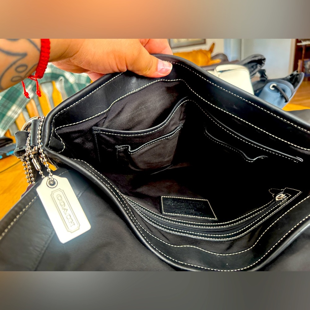 Coach lAdjustable shoulder strap Secure Flap - Picture 5 of 6